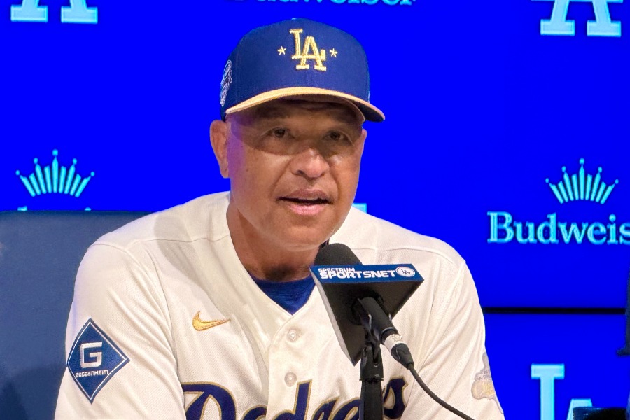 試合後、取材に応じるドジャースのデーブ・ロバーツ監督【写真：小谷真弥】