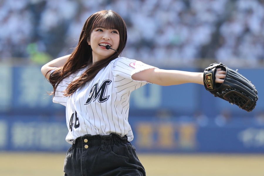 始球式に登場した乃木坂46の小川彩さん【写真:球団提供】