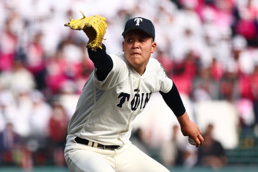 専大松戸戦に登板した大阪桐蔭・川本晴大【写真：加治屋友輝】