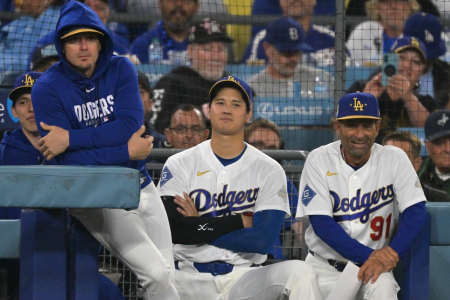 ベンチから戦況を見つめるドジャース・大谷翔平【写真：ロイター】