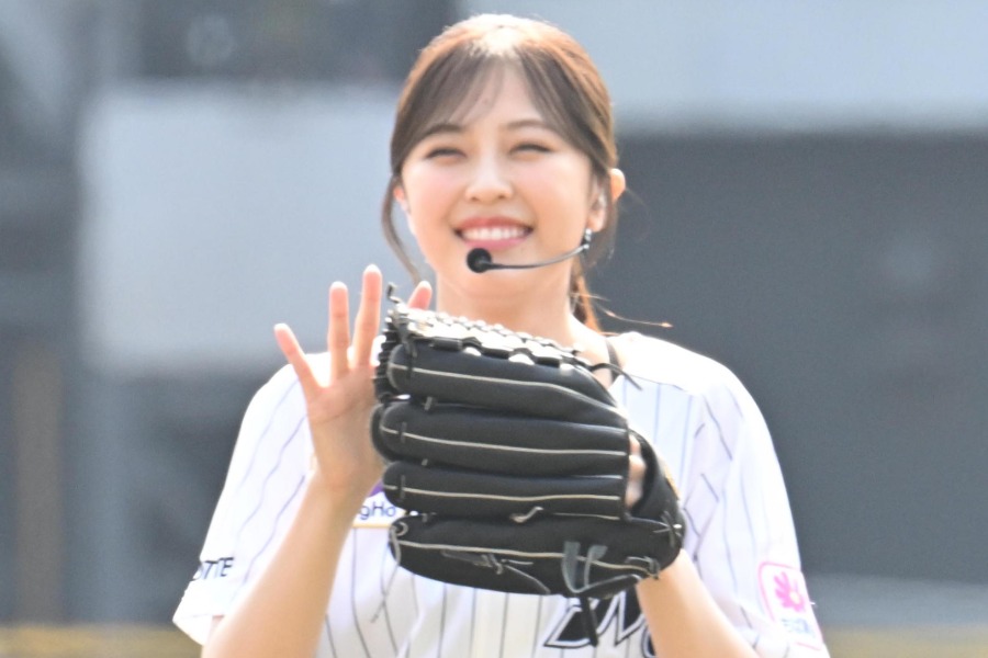 西武戦の始球式に登場した乃木坂46の柴田柚菜さん【写真提供：産経新聞社】