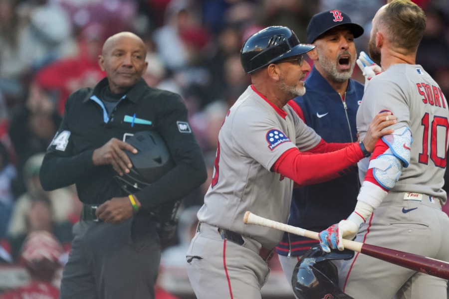 主審を務めたCB・バックナー氏【写真:ロイター】
