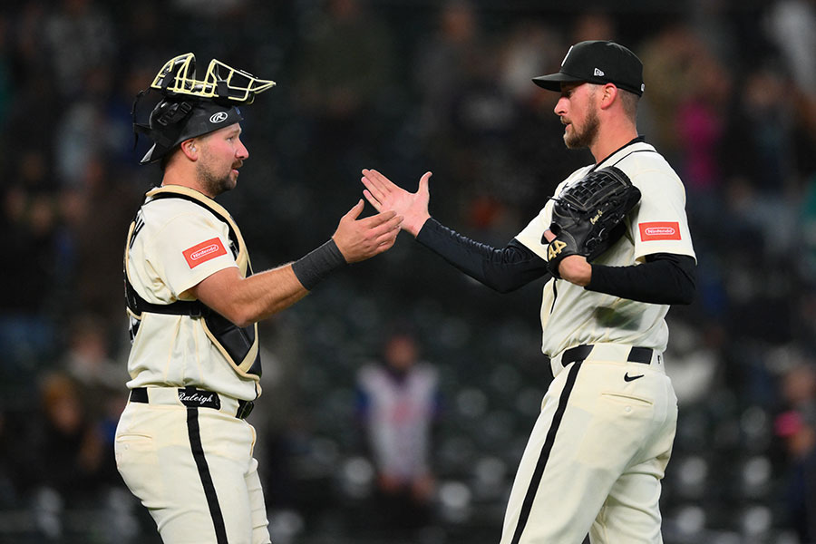 マリナーズのカル・ローリー（左）とクーパー・クリスウェル【写真：ロイター】