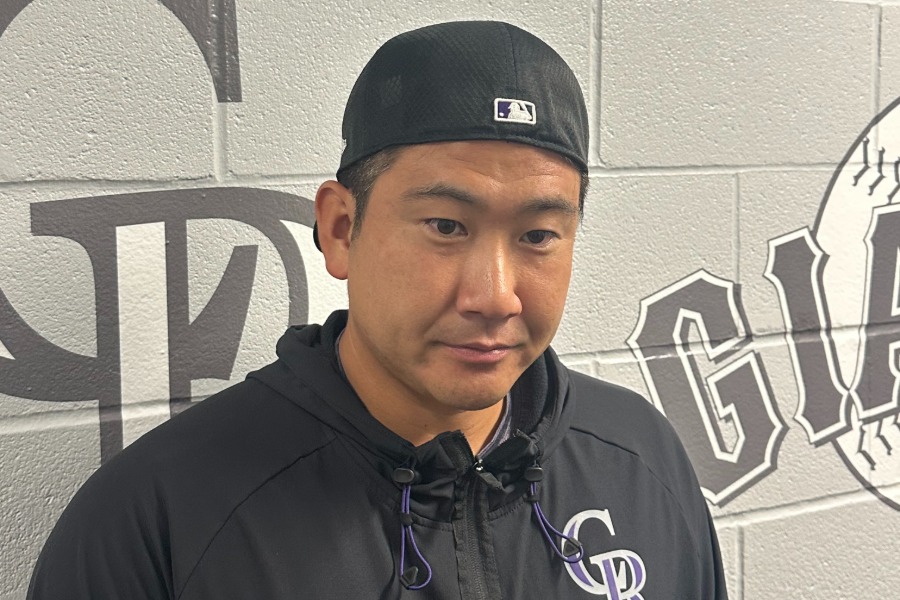 試合後、取材に応じるロッキーズ・菅野智之【写真：木崎英夫】