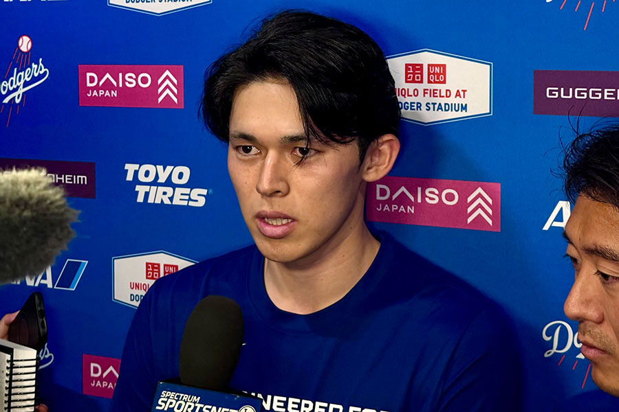 試合後の取材に応じたドジャース・佐々木朗希【写真:小谷真弥】