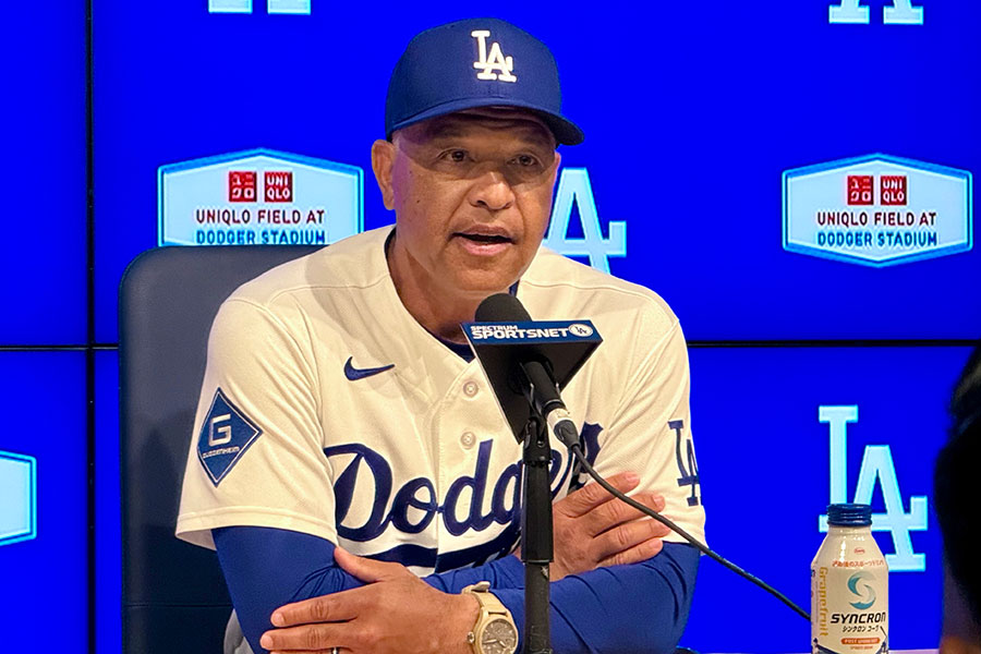 試合後の取材に応じたドジャースのデーブ・ロバーツ監督【写真:小谷真弥】