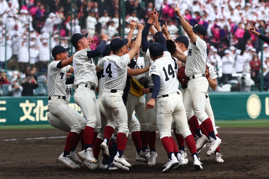 智弁学園を下し、マウンドに集まる大阪桐蔭ナイン【写真：加治屋友輝】
