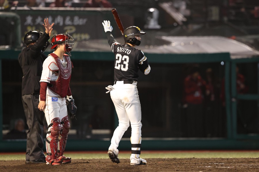 楽天戦に出場するソフトバンク・周東佑京【写真：栗木一考】