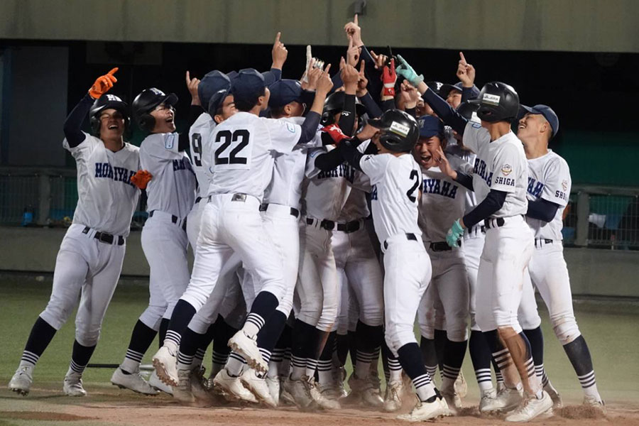 サヨナラ勝ちで初優勝に輝いた守山リトルシニアナイン【写真：橋本健吾】