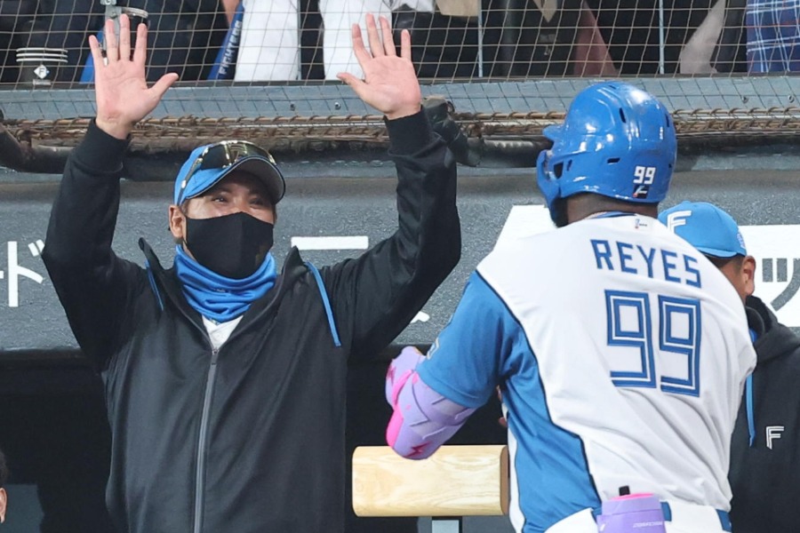 ハイタッチする日本ハム・新庄剛志監督【写真提供：産経新聞社】