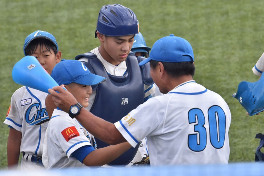 中条ブルーインパルスナインと倉知幸生監督（右）【写真：チーム提供】