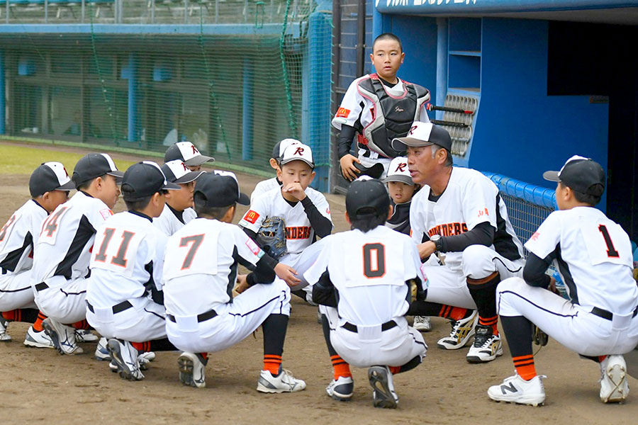 選手に話をする山梨・ラウンダースの日原宏幸監督【写真：フィールドフォース提供】