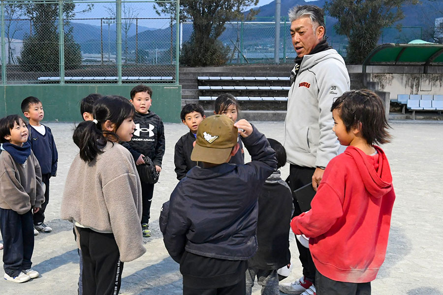 幼児対象の野球教室でも一人ひとり名を呼びながら活動【写真：フィールドフォース提供】