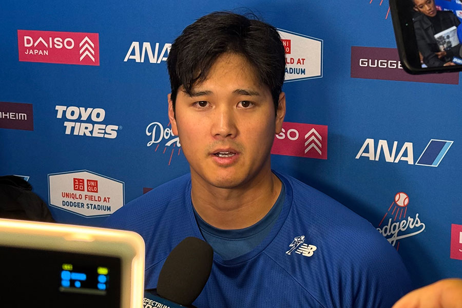 試合後の取材に応じたドジャース・大谷翔平【写真：小谷真弥】