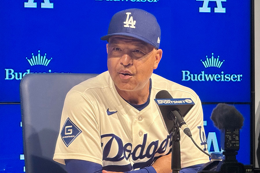 試合後の取材に応じたドジャースのデーブ・ロバーツ監督【写真：小谷真弥】