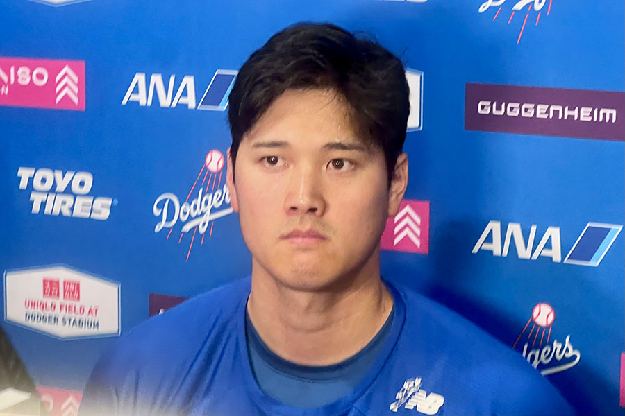試合後の取材に応じたドジャース・大谷翔平【写真：小谷真弥】