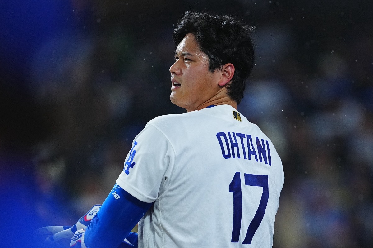 5回を投げ終え急いで打者の準備をする大谷翔平【写真：荒川祐史】