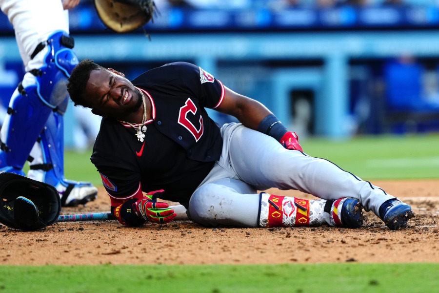 山本由伸から死球を受けて悶絶するガーディアンズのアンヘル・マルティネス【写真：黒澤崇】