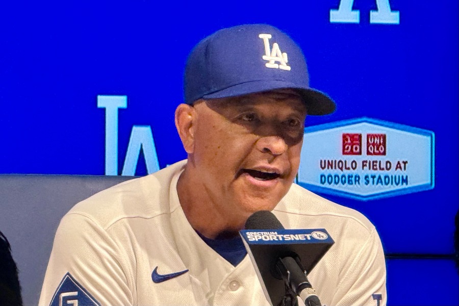 試合後、取材に対応したドジャースのデーブ・ロバーツ監督【写真：小谷真弥】