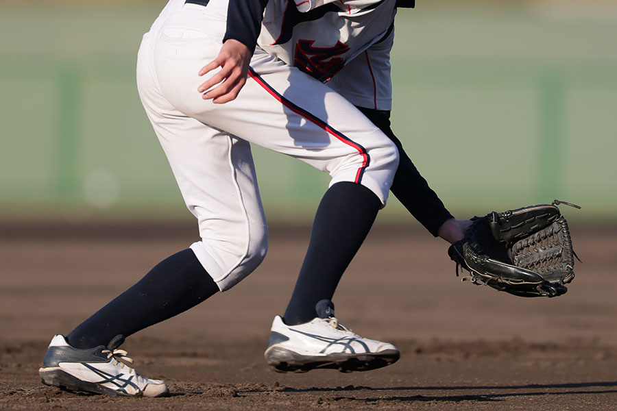 ゴロ捕球の“正しい姿勢”が身に付くドリルとは(写真はイメージ)