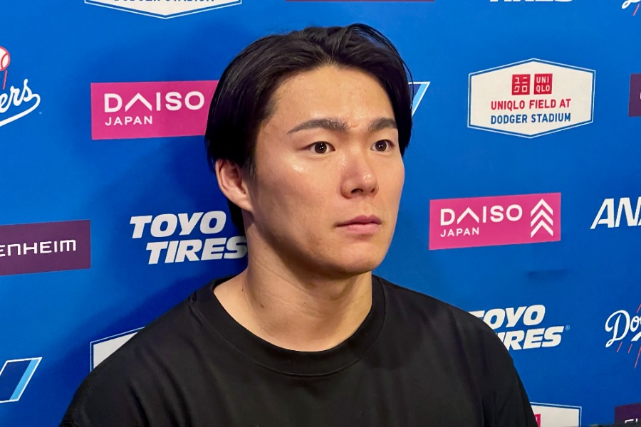 試合後、取材に応じたドジャース・山本由伸【写真：小谷真弥】