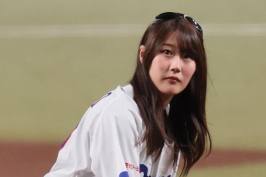 始球式を行ったスノーボード女子の村瀬心椛【写真提供：産経新聞社】