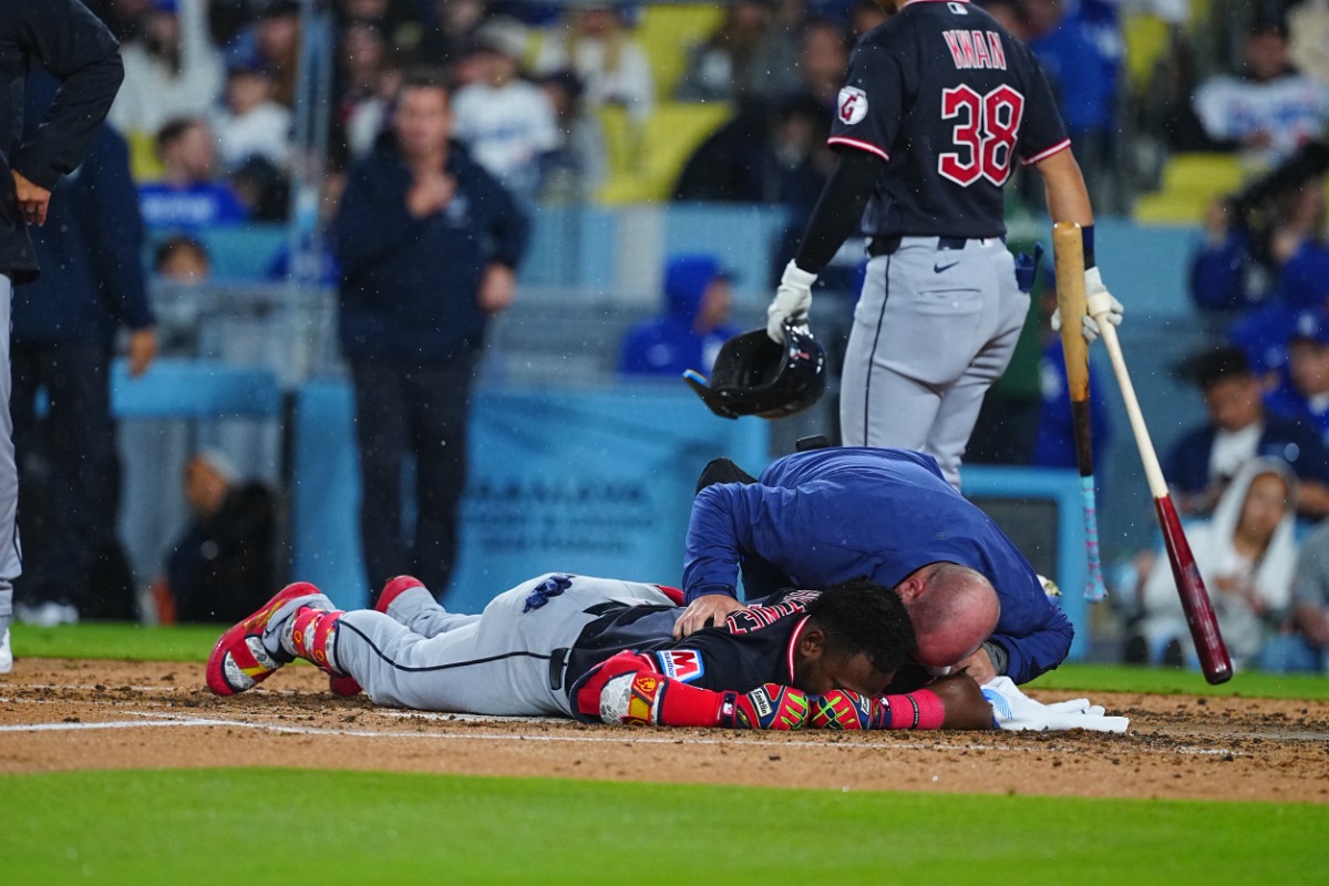 大谷から死球を受け、倒れ込んで悶絶するマルティネス【写真：荒川祐史】