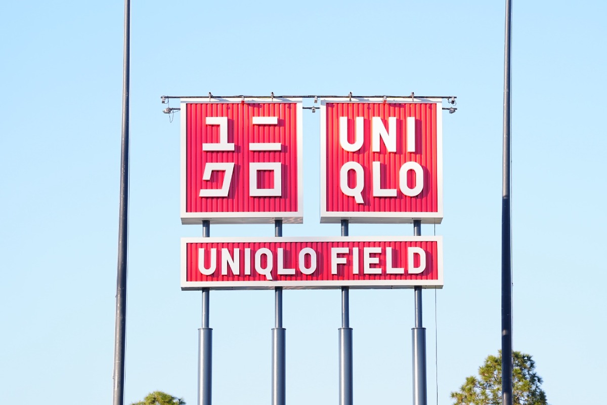 ドジャースタジアムでお披露目された「ユニクロ・フィールド」の看板【写真：荒川祐史】