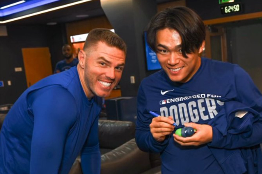 笑顔を見せるフレディ・フリーマン（左）と山本由伸（写真はジョン・スーフー氏のインスタグラムのスクリーンショット）