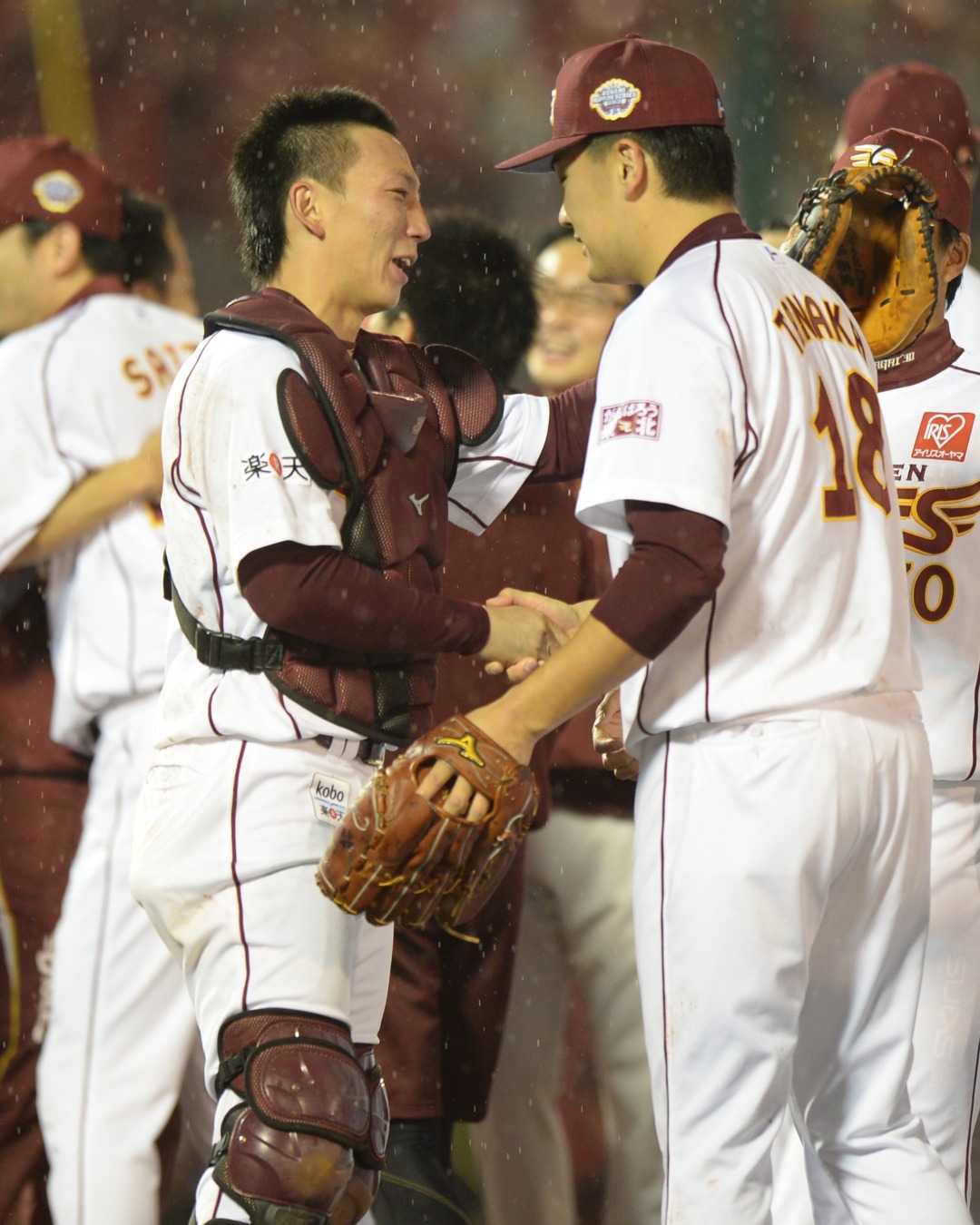 日本シリーズを制し、田中将大と握手する嶋基宏（2013年）【写真提供：産経新聞社】