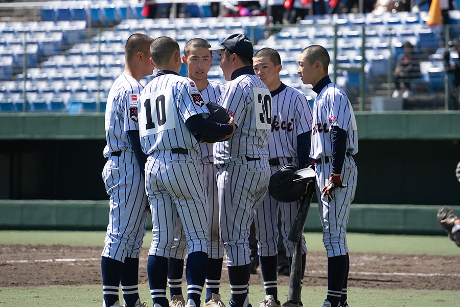 ナインに指示をする東海大静岡翔洋中・寺岡裕紀監督【写真:磯田健太郎】