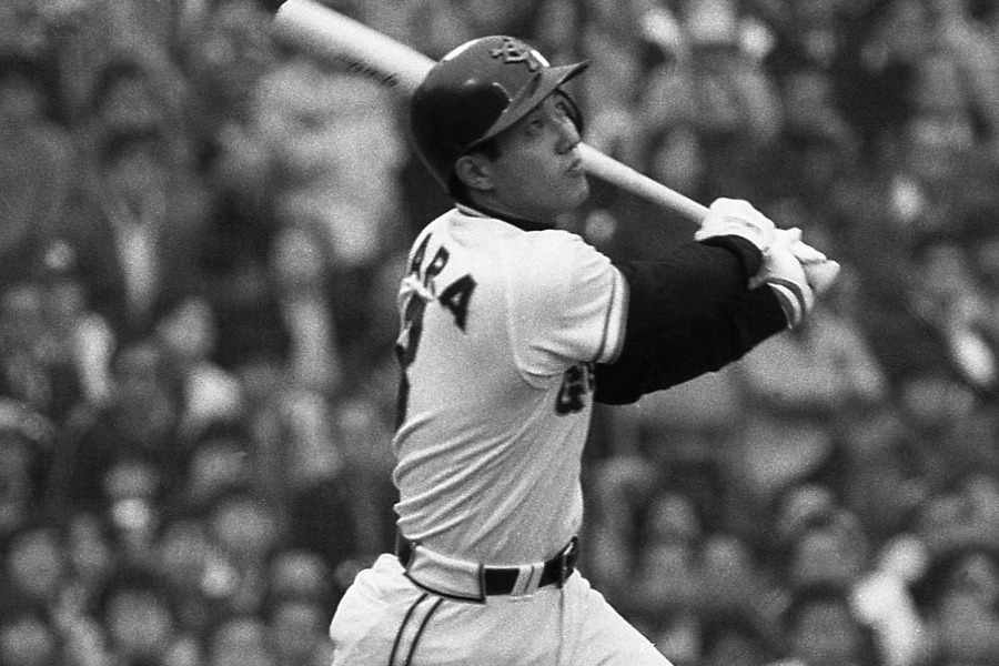 プロ初本塁打を放った際の巨人・原辰徳氏【写真提供：産経新聞社】