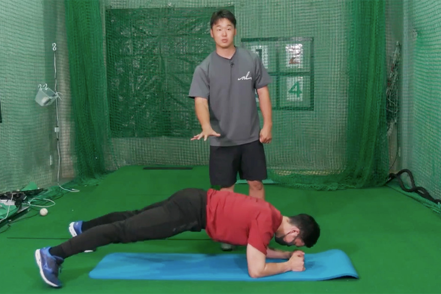 球速アップに繋がる体幹トレーニングを行う様子【写真：編集部】