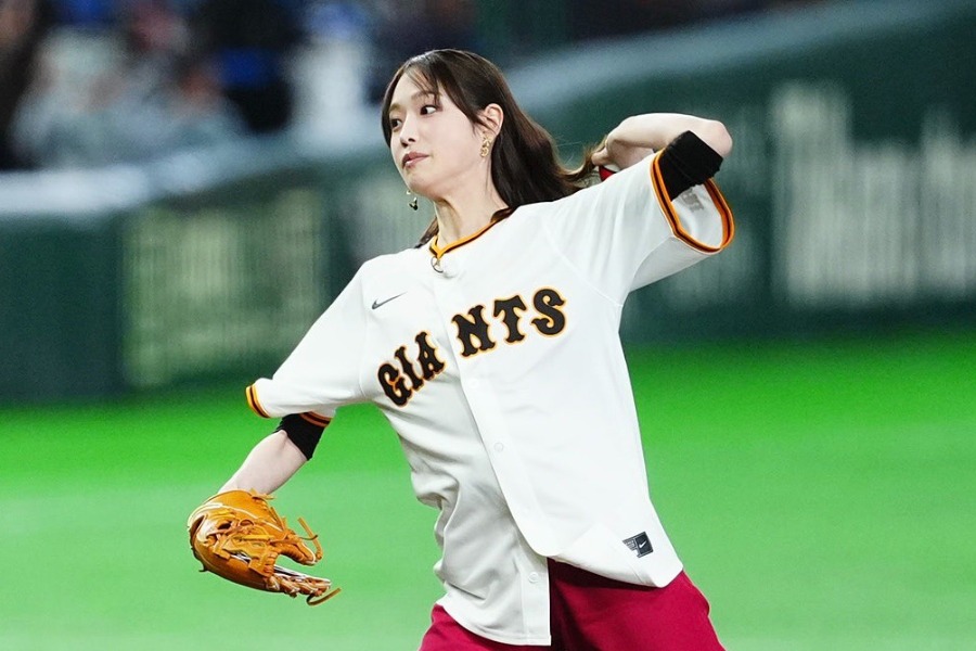 始球式に登場した女優の高橋ひかるさん【写真：小林靖】