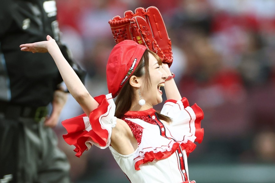 始球式に登場した元SKE48の藤本冬香さん【写真提供:産経新聞社】