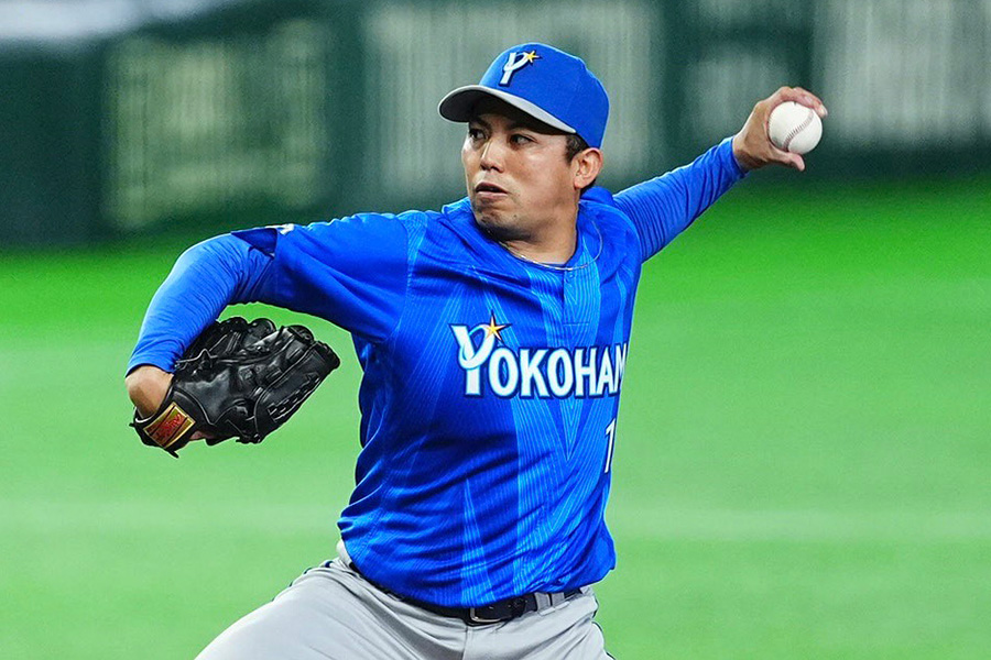 巨人戦に先発したDeNA・東克樹【写真：小林靖】