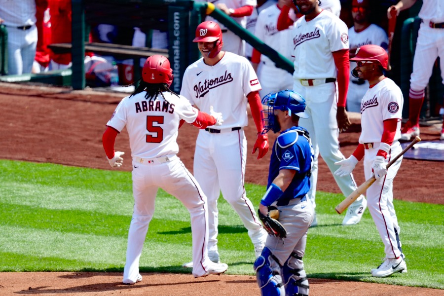 初回にCJ・エイブラムスに3ランを浴びて気落ちするウィル・スミス(右)【写真:黒澤崇】