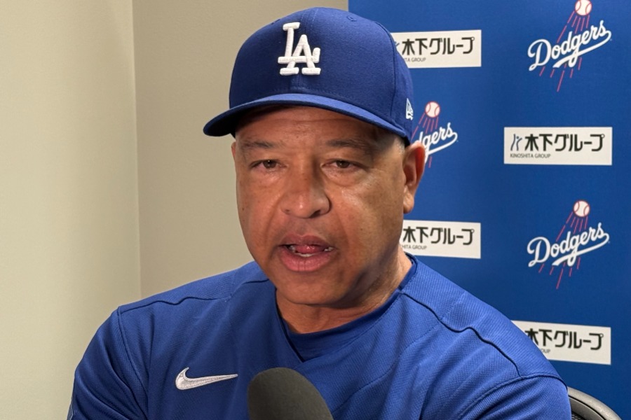 試合後、取材に応じるドジャースのデーブ・ロバーツ監督【写真：小谷真弥】