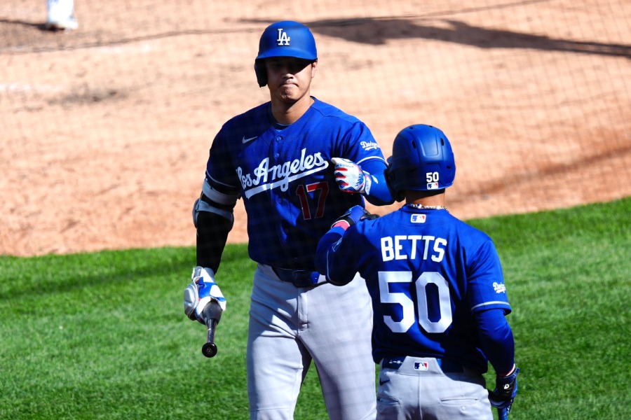 犠飛を放ちグータッチするドジャース・大谷翔平(左)とムーキー・ベッツ【写真:黒澤崇】