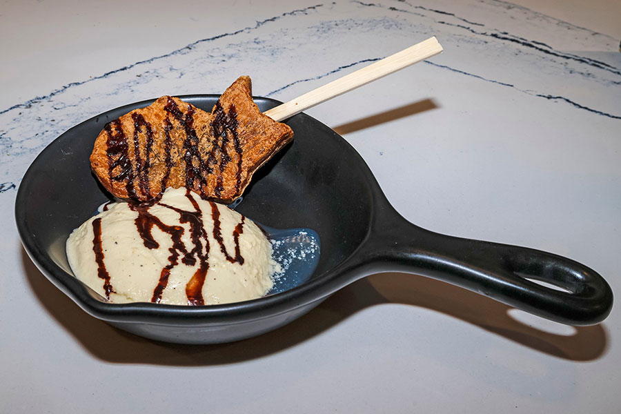 ツインズの本拠地で新たに発売された「チョコレート・フィッシュ・オン・ア・スティック」【写真：MLB公式Xより】