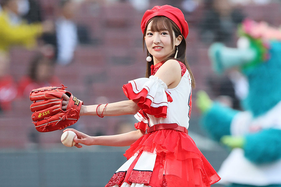 始球式に登場した元SKE48の藤本冬香さん【写真提供：産経新聞社】