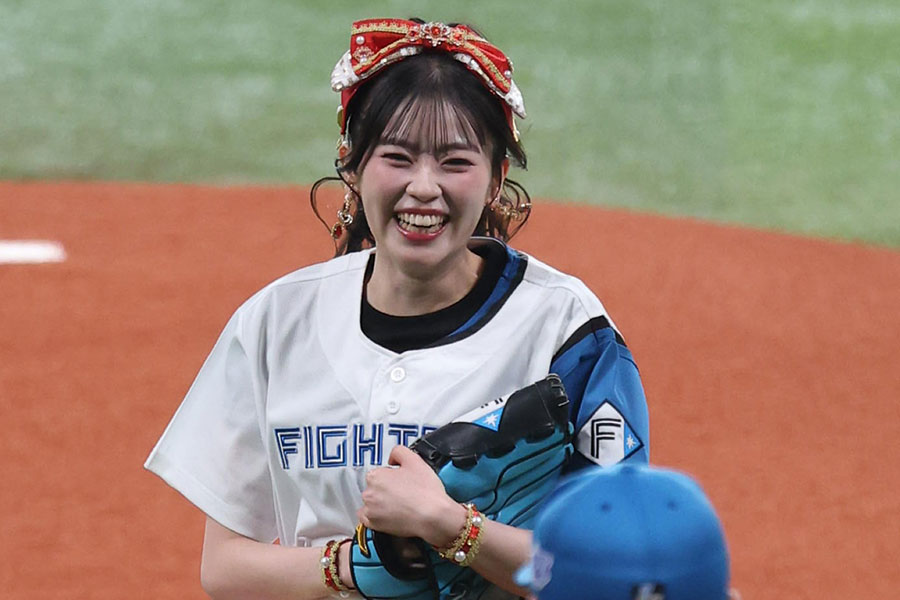 日本ハム戦でファーストピッチを務めた坂井仁香さん【写真提供：産経新聞社】