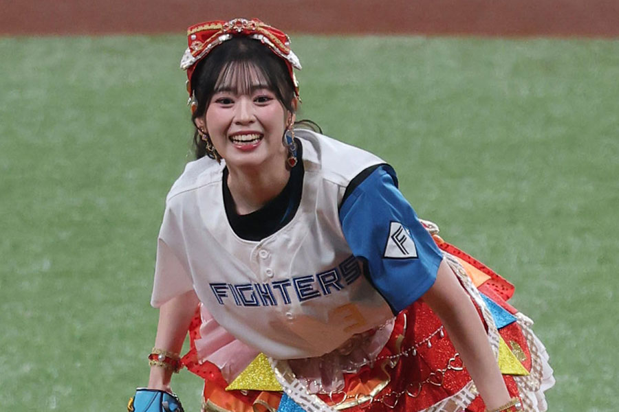 日本ハム戦でファーストピッチを務めた坂井仁香さん【写真提供：産経新聞社】