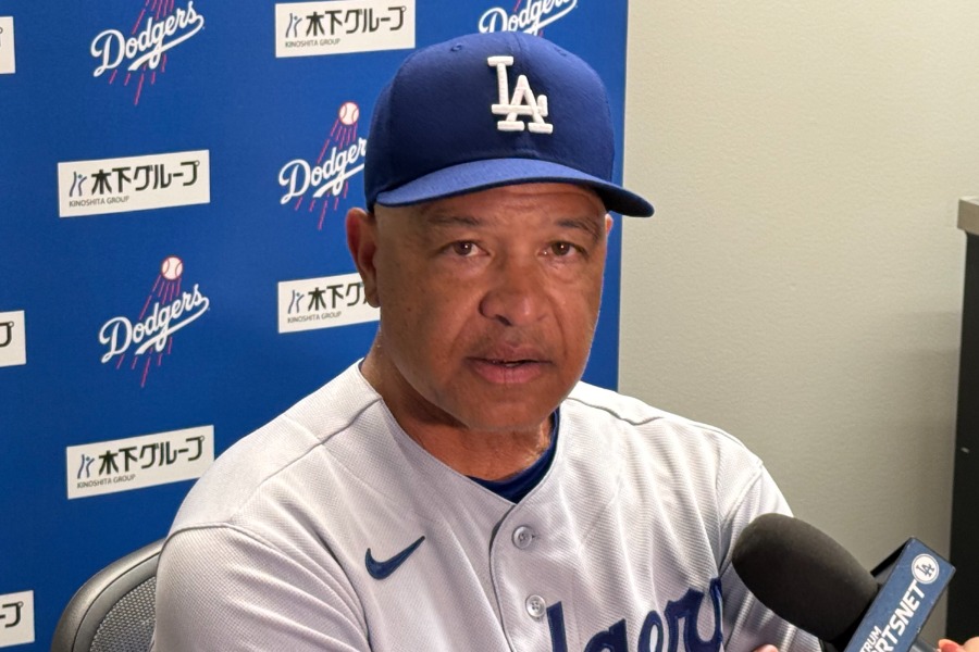 試合後、取材に応じたドジャースのデーブ・ロバーツ監督【写真：小谷真弥】