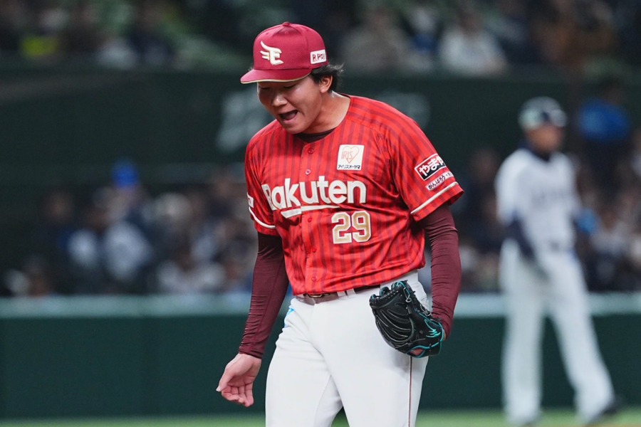 初セーブをマークした楽天・田中千晴【写真:小林靖】