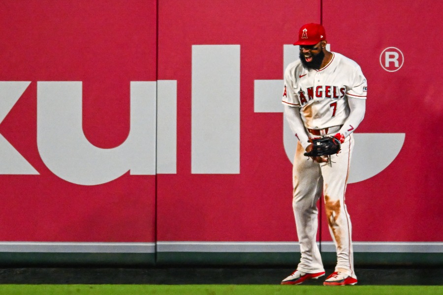 2本目のHRキャッチをしたエンゼルスのジョー・アデル【写真:ロイター】
