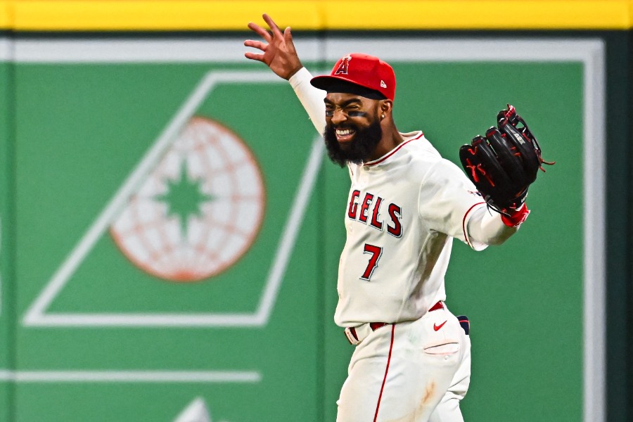 HRキャッチをしたエンゼルスのジョー・アデル【写真:ロイター】