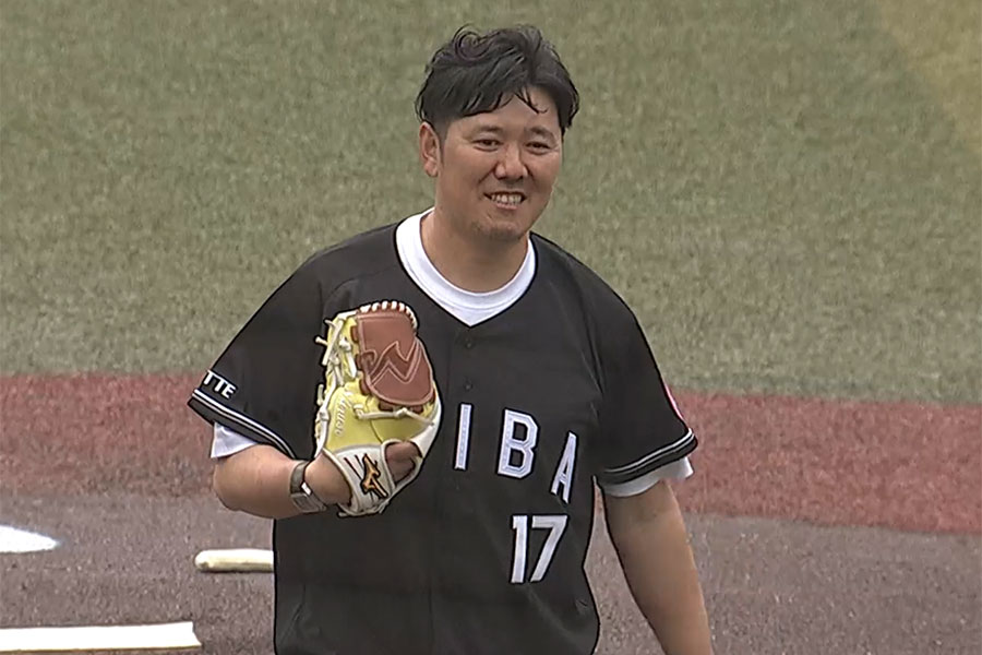 始球式に登場した成瀬善久【画像:パーソル パ・リーグTV】