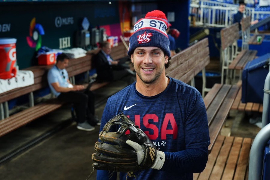 ミズノ製のグラブを愛用するブルージェイズのアーニー・クレメント【写真：荒川祐史】