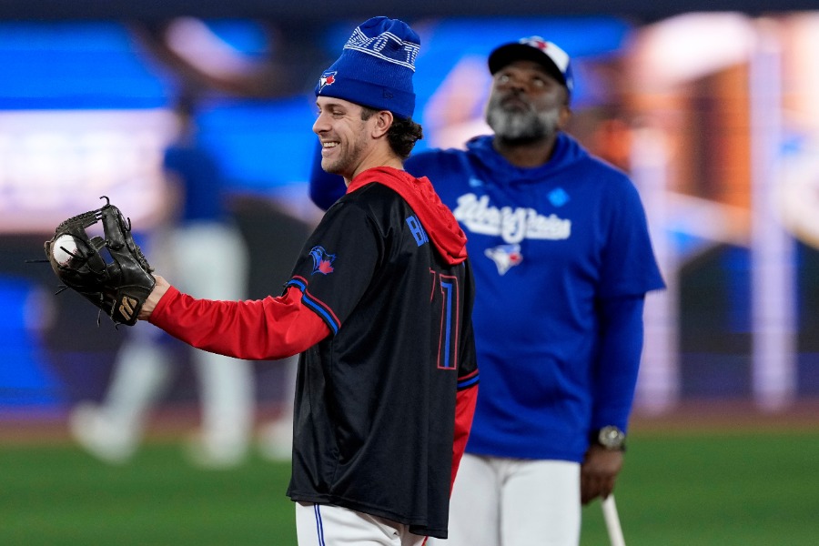 2025年のワールドシリーズ前日練習時、ウェブにボールが挟まり笑顔のクレメント【写真：アフロ】